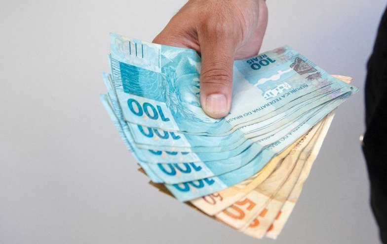 Proposta do governo prevê salário mínimo de R$ 1.717 em 2027