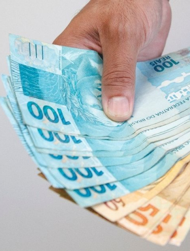 Proposta do governo prevê salário mínimo de R$ 1.717 em 2027