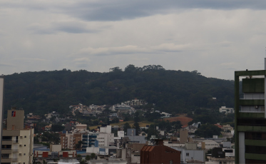 Quarta será fria e nublada, mas calor volta no feriado