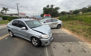 Colisão entre carros deixa feridos na SC-370 em Gravatal