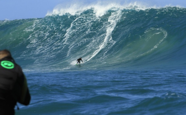 Ciclone forma ondas gigantes em SC e reúne elite do surfe no maior campeonato do Brasil