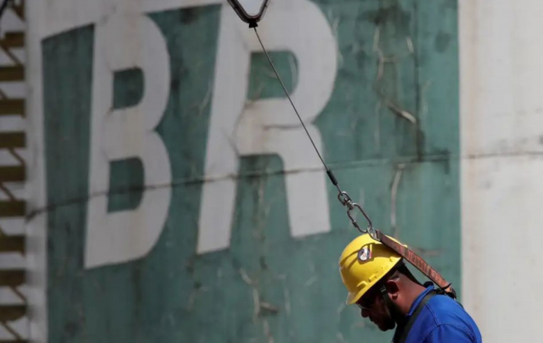 Petrobras: querosene de aviação sobe 18% e pode ser parcelado