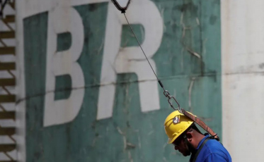 Petrobras: querosene de aviação sobe 18% e pode ser parcelado