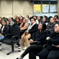 Crianças recebem kits de alimentação durante greve nos CEIs