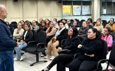 Crianças recebem kits de alimentação durante greve nos CEIs