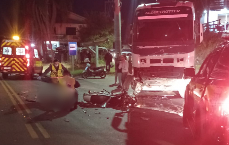 Motociclista morre após colisão com caminhão na marginal da BR-101 em Tubarão