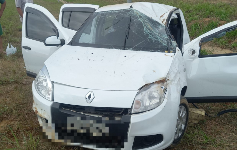 Idosa de 75 anos fica ferida após capotamento na Via Rápida 