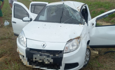 Idosa de 75 anos fica ferida após capotamento na Via Rápida 