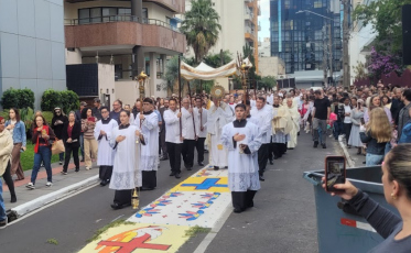 Procissão de Corpus Christi reúne multidão de fiéis em Criciúma