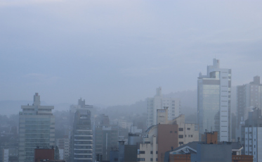 Sul de SC amanhece com serração; chuva retorna na noite desta quarta