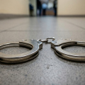 Homem acusado de tentar matar companheira na frente do enteado vai a júri em Meleiro