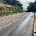 Óleo na pista exige atenção de motoristas e motociclistas na Rodovia Luiz Rosso