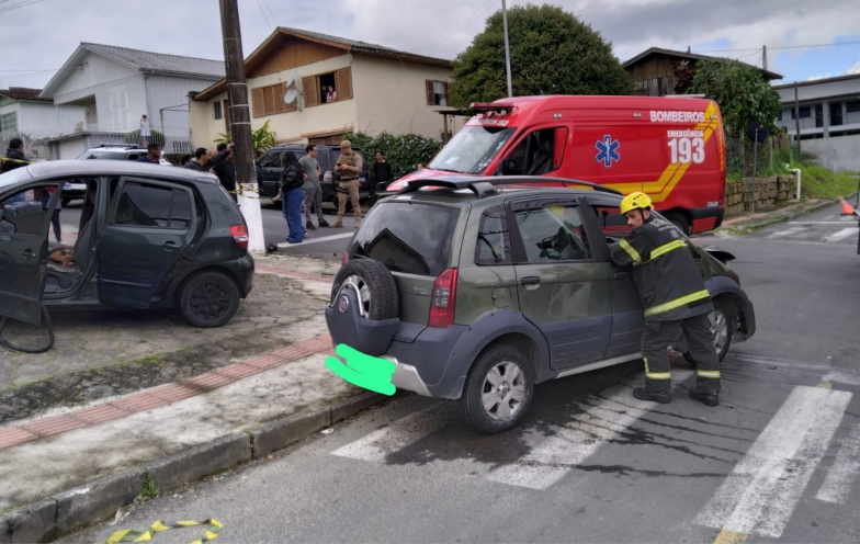 Jovem fica presa às ferragens após acidente entre dois carros em Criciúma