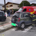 Jovem fica presa às ferragens após acidente entre dois carros em Criciúma