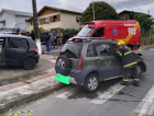 Jovem fica presa às ferragens após acidente entre dois carros em Criciúma