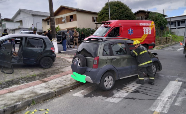 Jovem fica presa às ferragens após acidente entre dois carros em Criciúma