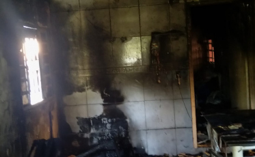 Incêndio atinge casa em Criciúma e ação dos bombeiros evita danos maiores 