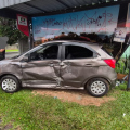 Idosa de 67 anos fica presa em carro após colisão em Criciúma