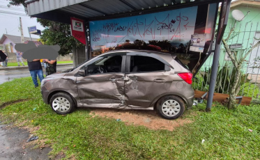 Idosa de 67 anos fica presa em carro após colisão em Criciúma