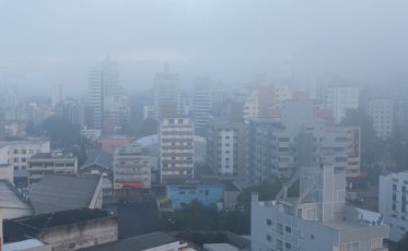 Quinta começa com neblina intensa, mas previsão indica sol, calor e tempo firme em Criciúma