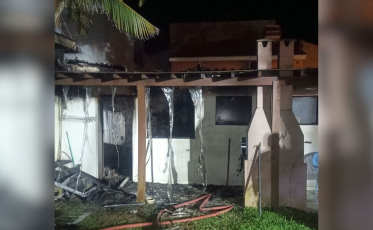 Incêndio em pousada deixa homem morto e provoca colapso de telhado em Garopaba
