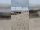 Orla coberta de troncos e casas destelhadas: o rastro do temporal em Balneário Rincão