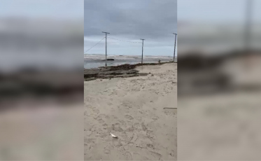 Orla coberta de troncos e casas destelhadas: o rastro do temporal em Balneário Rincão