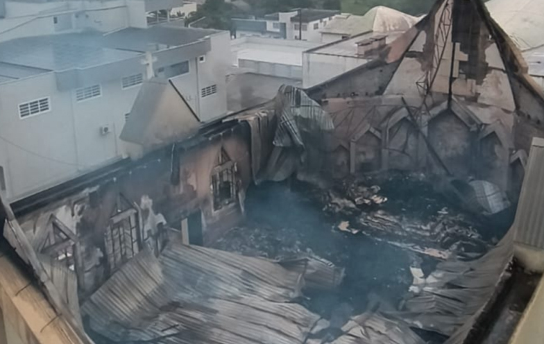Imagens mostram Igreja Matriz de Treze de Maio destruída após incêndio