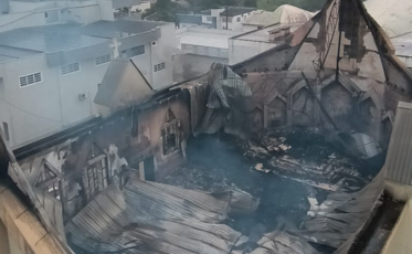 Imagens mostram Igreja Matriz de Treze de Maio destruída após incêndio
