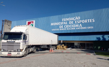 Ginásio de Criciúma começa a receber equipamentos para amistoso internacional de vôlei