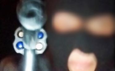 Dupla é presa após roubo de caminhonete e confronto com a polícia em Criciúma