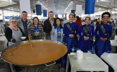 Partilha do pirão reúne multidão na 28ª Festa da Tainha do Balneário Rincão