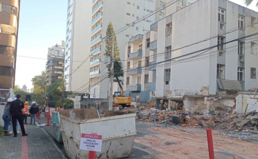 Para dar lugar a imóvel de alto padrão, prédio de 1970 começa a ser demolido em Criciúma