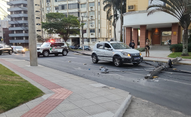 Acidente derruba poste e bloqueia trânsito no bairro Comerciário em Criciúma