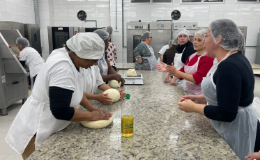 Alunos do Senai doam 720 pães para festa do hospital em Criciúma