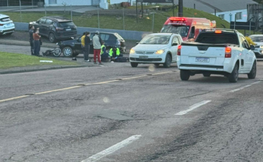 Acidente deixa ferido e trânsito lento no alto da Álvaro Catão, em Criciúma