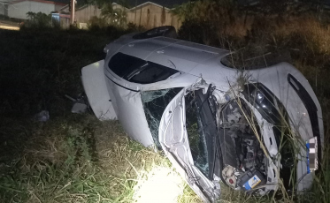 Capotamento em Içara deixa dois homens feridos