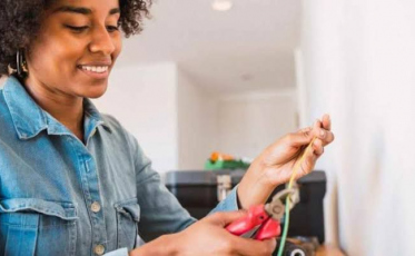 SENAI de Criciúma abre inscrições para curso de eletricidade residencial para mulheres