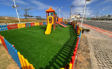 Parques infantis recebem grama sintética no calçadão do Balneário Rincão 
