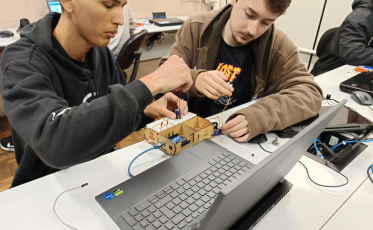 Acadêmicos da UniSatc criam robôs de sumô e levam tecnologia às escolas