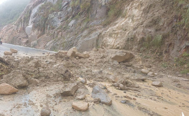 Trânsito é liberado em meia pista na SC-110 após deslizamento na Serra do Avencal