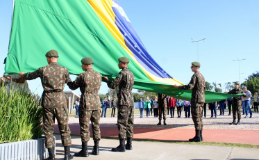 Cerimônia de troca da bandeira do Brasil abre Semana da Pátria em Criciúma