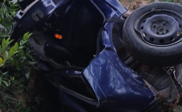 Motorista capota carro em ribanceira de 25 metros na SC-108, em Cocal do Sul