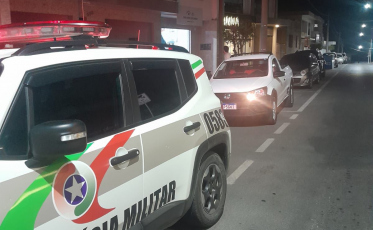 Dupla é presa por furto de carro em revenda de Orleans