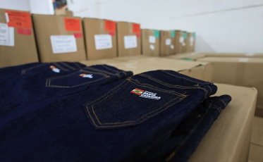 Mais de 440 mil calças jeans serão distribuídas a alunos do ensino médio em SC