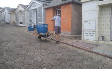 Cemitério de Cocal do Sul passa por força-tarefa antes do Dia de Finados