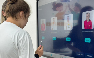 Alunos da Unesc criam urna eletrônica e modernizam eleição na Apae de Criciúma