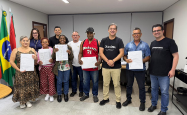 Conquista da casa própria: Criciúma entrega matrículas da Cohab a famílias