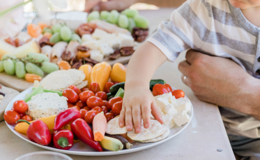 [Áudio] O jeito de comer na infância molda os hábitos do futuro, diz nutricionista infantil 