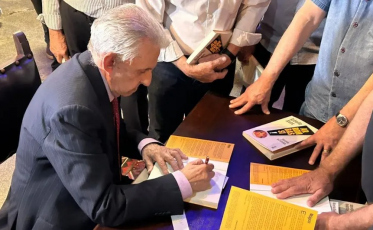 Roberto Alves lança “Arrombassi! Histórias e Estórias” e celebra 70 anos de microfone e paixão pelo futebol